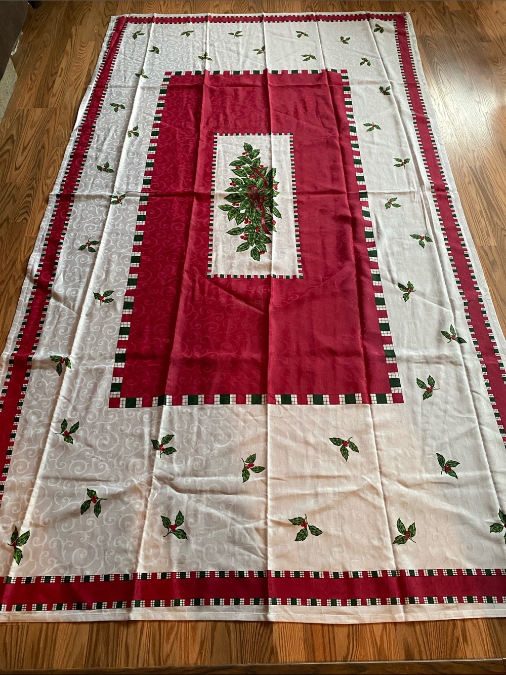Holiday Holly Tablecloth- Red, White & Green NWOT Festive Christmas Kitchen